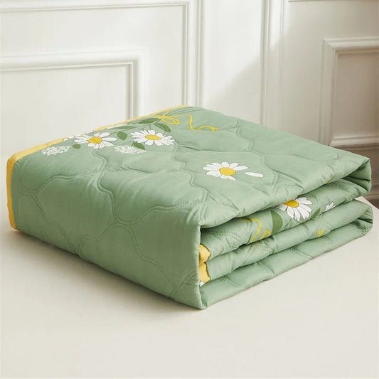 Daisy Printed Quilted Summer Quilt and Pillowcase or Single Quilts Soft Breathable Single Double Blanket Washable Thin Comforter